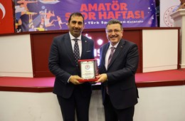 Amatör Spor Haftası etkinliğinde Asbaşkanımız Zeyyat Kafkas’a ödül verildi