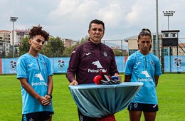 Trabzonspor Petrol Ofisi Kadın Futbol Takımı Teknik Direktörümüz Gürkan Çavdar ile futbolcularımız Dilan Bora ile Buket Karadağ basın toplantısı düzenledi